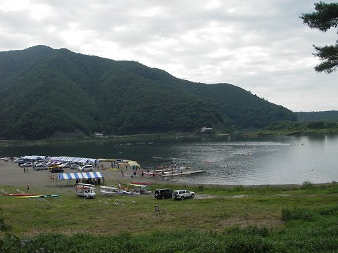 精進湖ではカヌー大会