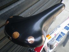 LEL、ヘブンなどロングライドには革サドルか?