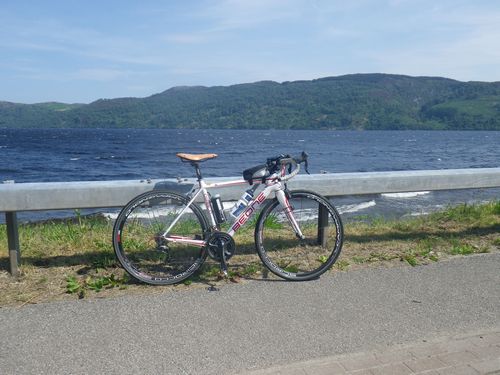 ネス湖湖畔をサイクリング